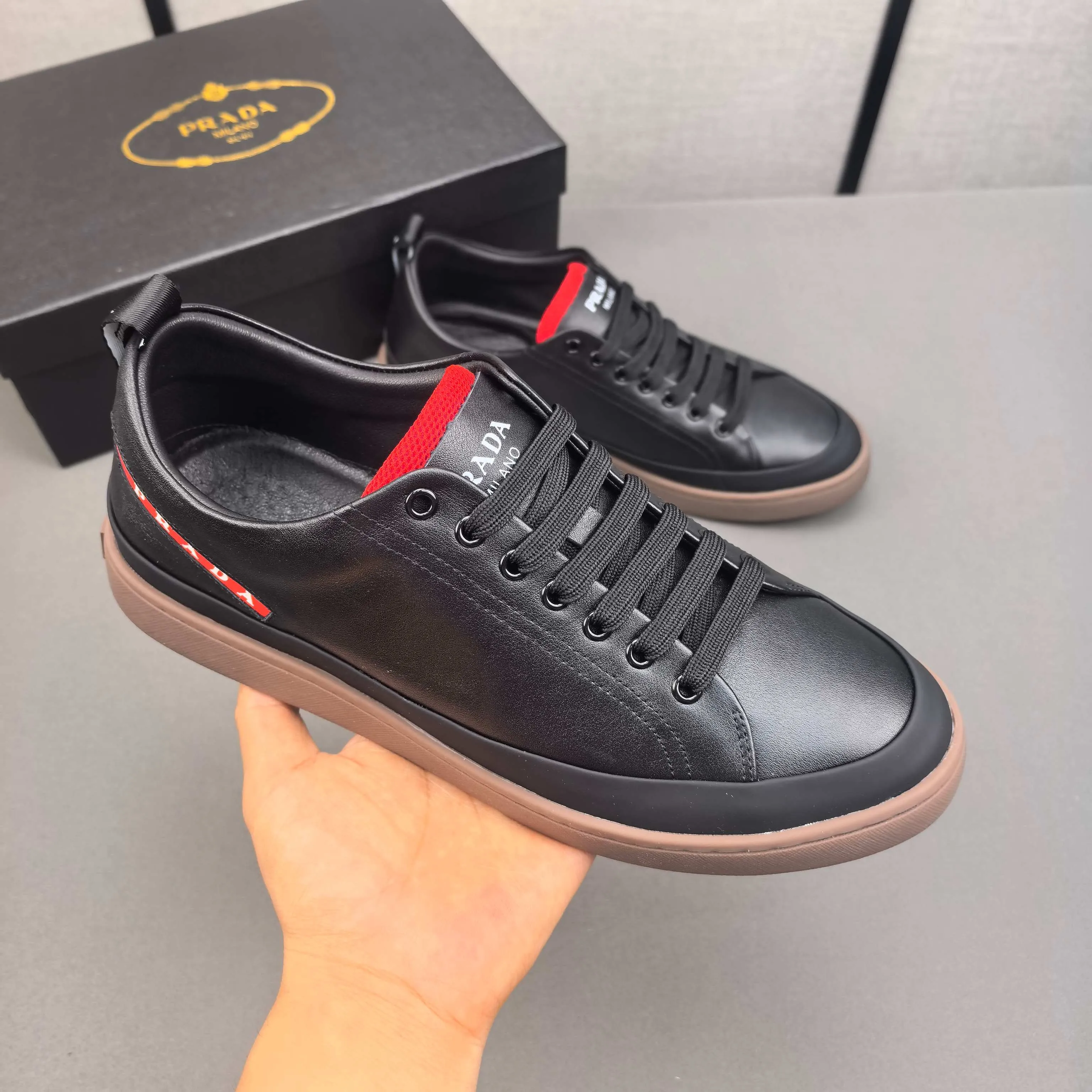 PP400👟👟👟Prada set off the audience! Prada, an international brand that is constantly innovating, this men's casual shoe, the original version, made of cowhide leather at a ratio of one to one at the store, with leather feet and rubber non-slip outsole, breathable and comfortable, quality speaks for itself👄38-44